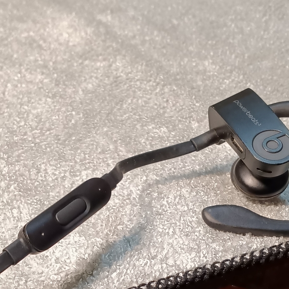 POWERBEATS WIRELESS IN EAR HEADPHONES BLACK - Picture 3 of 4